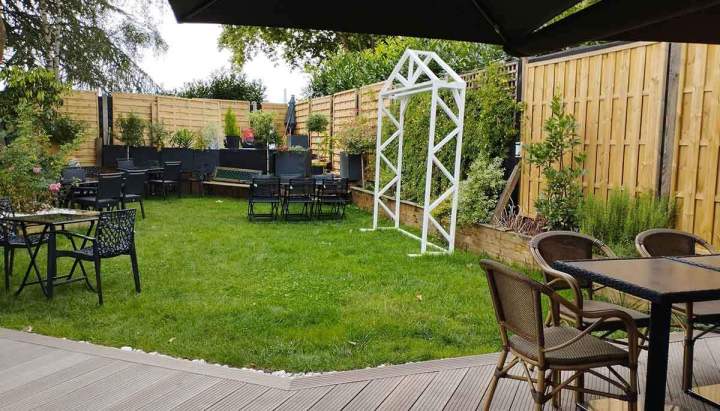 Profitez d’un cadre verdoyant et agréable pour déjeuner.